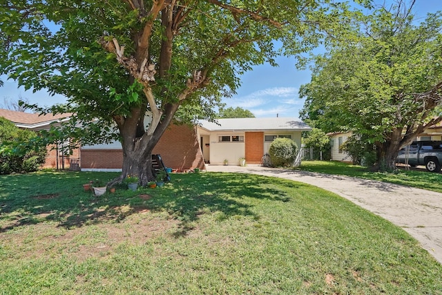 view of front of home featuring brick siding and a front yard