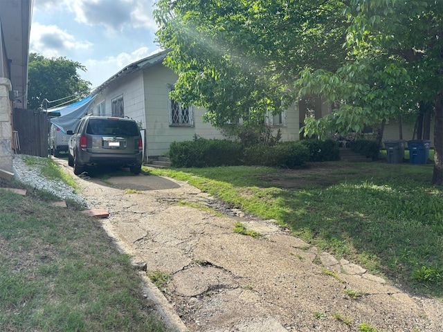 613 N Ewing Ave, Dallas, TX 75203 - view of home's exterior featuring a lawn