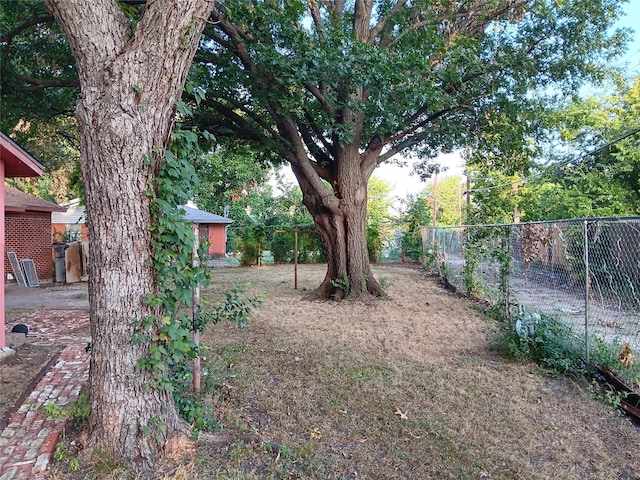 12249 High Pointe Cir, Dallas, TX 75243 - view of yard with fence