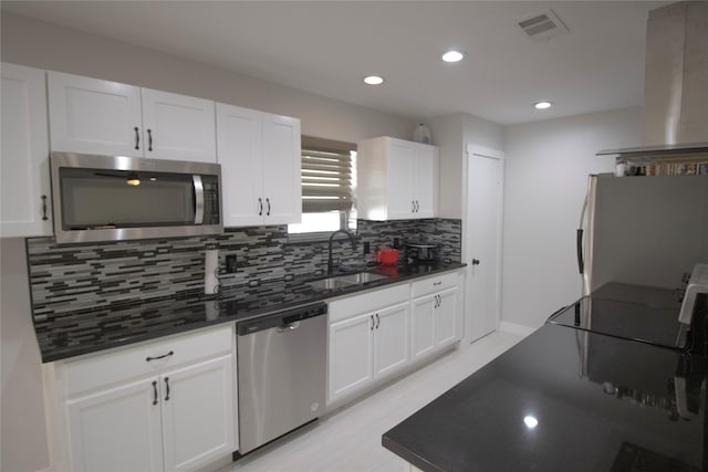 1524 Daywood Ln, Irving, TX 75061 - kitchen with appliances with stainless steel finishes, a sink, exhaust hood, dark countertops, and tasteful backsplash