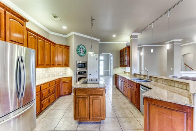 6306 Shadow Valley Dr, Burleson, TX 76028 - kitchen with stainless steel appliances, a sink, arched walkways, a peninsula, and decorative backsplash