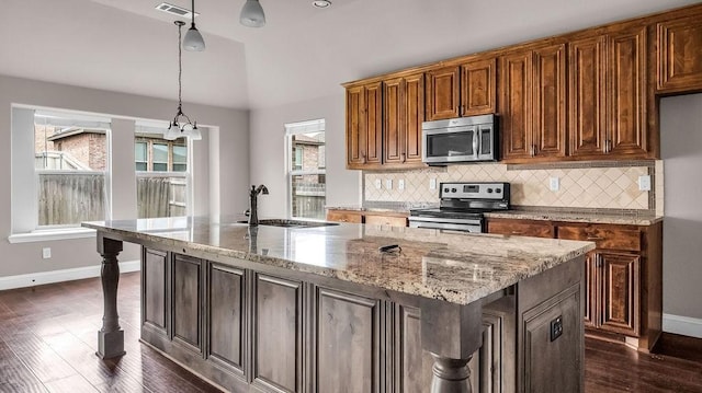 4907 Lakepark Dr, Sanger, TX 76266 - kitchen with stainless steel appliances, a sink, baseboards, plenty of natural light, and lofted ceiling
