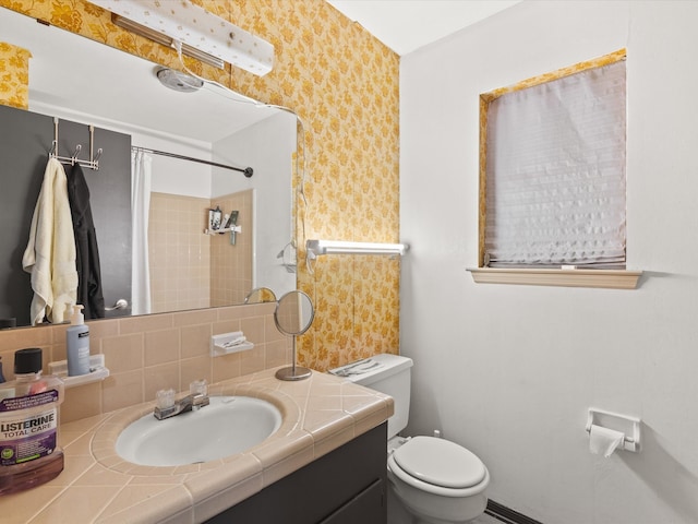 full bathroom featuring toilet, backsplash, a shower with shower curtain, vanity, and wallpapered walls