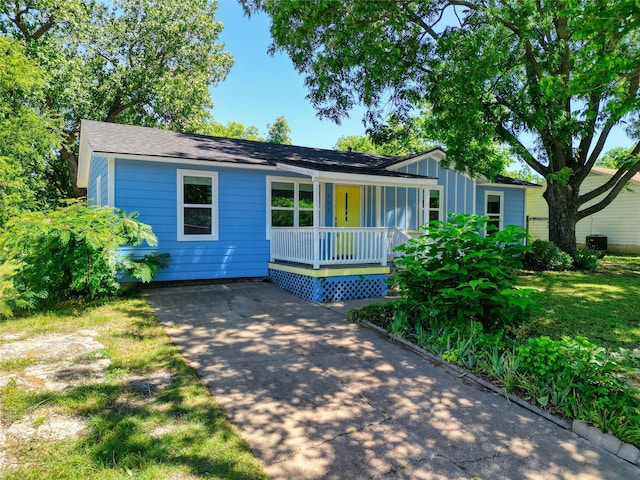 505 E 4th St, Weatherford, TX 76086 - ranch-style house with covered porch