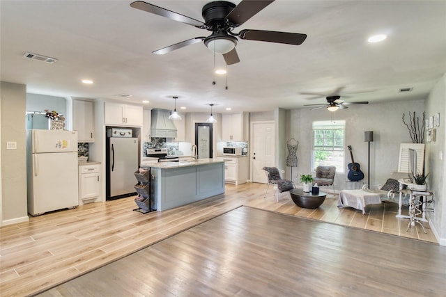 505 E 4th St, Weatherford, TX 76086 - living room featuring a ceiling fan, light wood finished floors, and recessed lighting