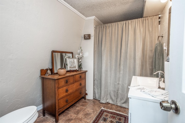 1867 Chaparral Dr, Gainesville, TX 76240 - full bath featuring vanity, toilet, a textured ceiling, crown molding, and curtained shower