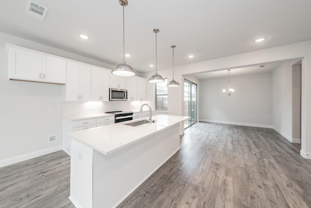 9709 Thorncrown Ln, Fort Worth, TX 76179 - kitchen featuring stainless steel appliances, a sink, light wood finished floors, baseboards, and recessed lighting