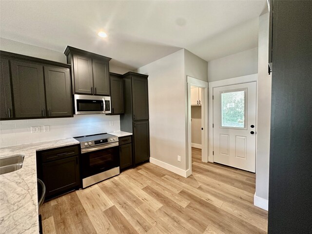 913 Carter, Sulphur Springs, TX 75482 - kitchen with stainless steel appliances, baseboards, decorative backsplash, light wood-type flooring, and recessed lighting