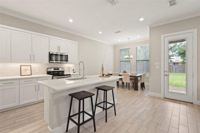 2027 Shaw St, Dallas, TX 75212 - kitchen with appliances with stainless steel finishes, a sink, tasteful backsplash, light wood-style flooring, and crown molding