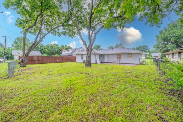 1725 Camara Ct, Grand Prairie, TX 75051 - view of yard with a patio area