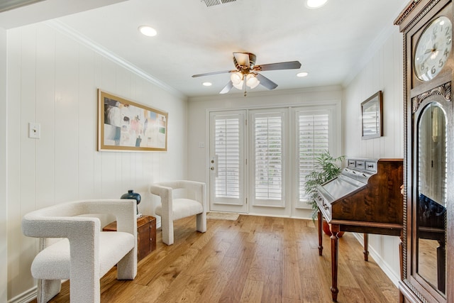 sitting room with ornamental molding, ceiling fan, light wood finished floors, and recessed lighting