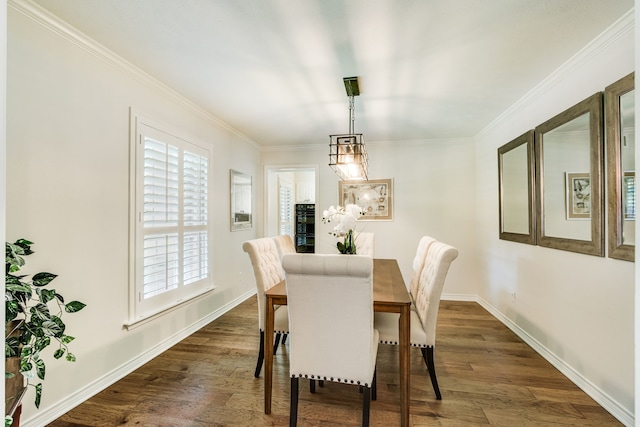 dining area featuring plenty of natural light, dark wood-style floors, ornamental molding, and baseboards