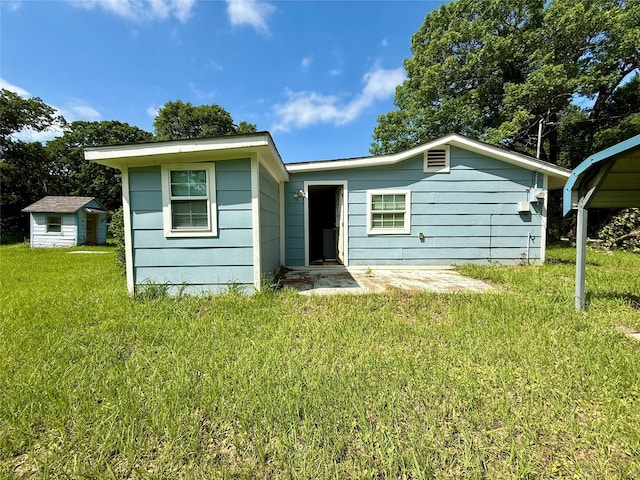 816 Bradleys Bnd, Tool, TX 75143 - rear view of house featuring a yard and an outbuilding