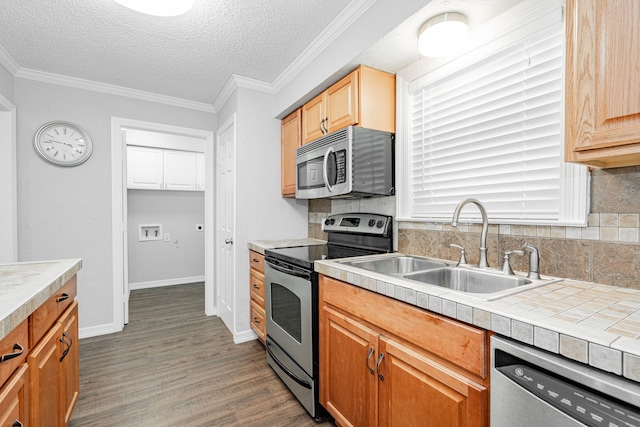 7510 County Road 118, Kaufman, TX 75142 - kitchen with appliances with stainless steel finishes, a sink, wood finished floors, a textured ceiling, and baseboards