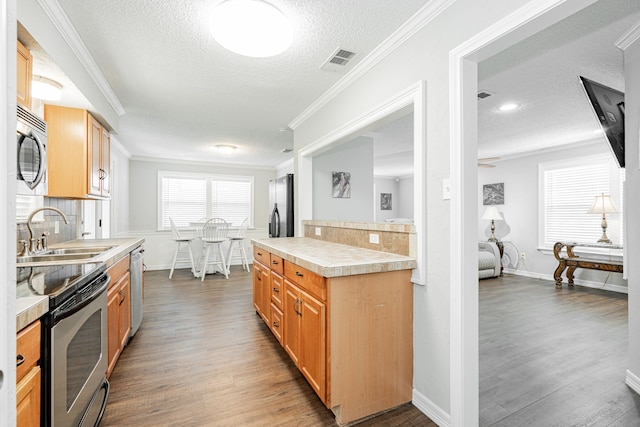 7510 County Road 118, Kaufman, TX 75142 - kitchen featuring appliances with stainless steel finishes, a sink, a textured ceiling, tasteful backsplash, and dark wood-style floors