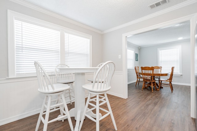 7510 County Road 118, Kaufman, TX 75142 - dining area featuring wood finished floors, ornamental molding, baseboards, and a textured ceiling