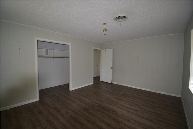 112 Big Bass Rd, West, TX 76691 - unfurnished bedroom featuring dark wood-style flooring, a textured ceiling, a closet, and baseboards
