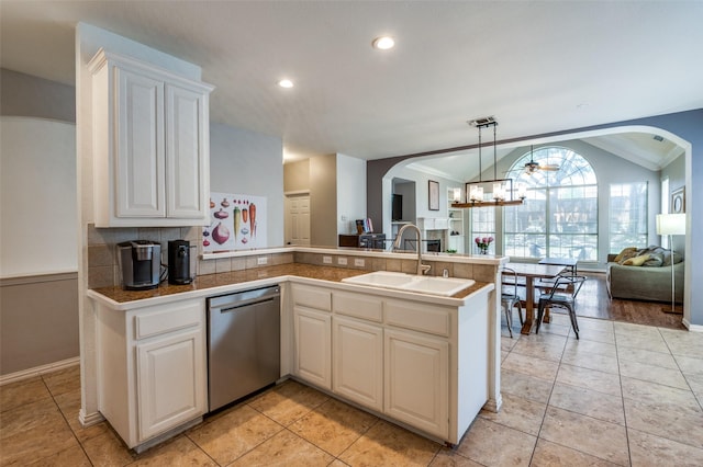 1414 Tulane Ct, Allen, TX 75013 - kitchen featuring dishwasher, a sink, open floor plan, vaulted ceiling, and a peninsula