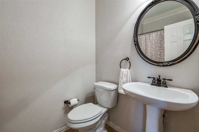 1414 Tulane Ct, Allen, TX 75013 - bathroom with toilet, ornamental molding, baseboards, and a sink