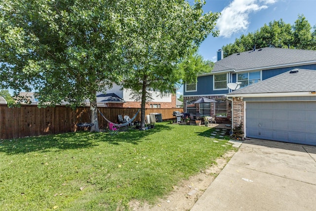 view of yard featuring driveway