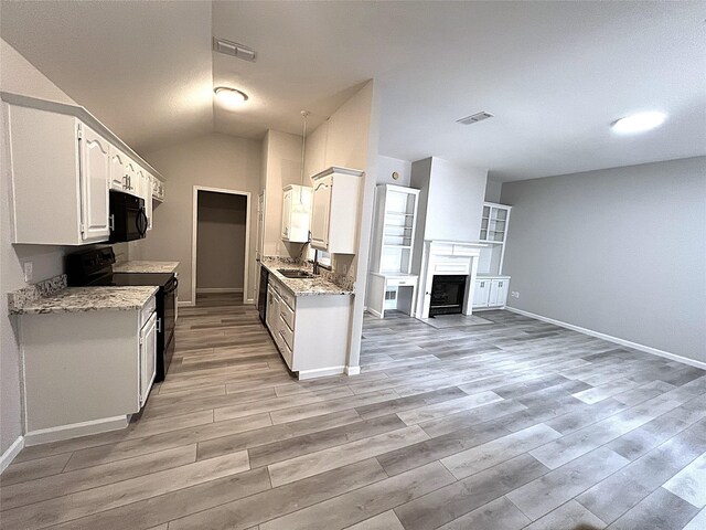 902 Mack Pl, Denton, TX 76209 - kitchen with black appliances, open floor plan, light wood-style flooring, baseboards, and vaulted ceiling