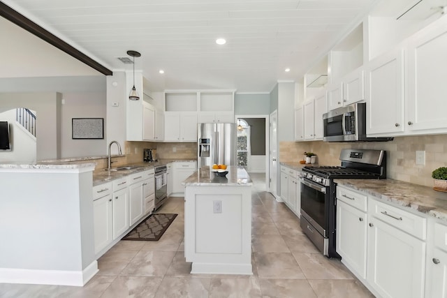 11003 Canoe Rd, Frisco, TX 75035 - kitchen with appliances with stainless steel finishes, a sink, decorative backsplash, a center island, and white cabinetry