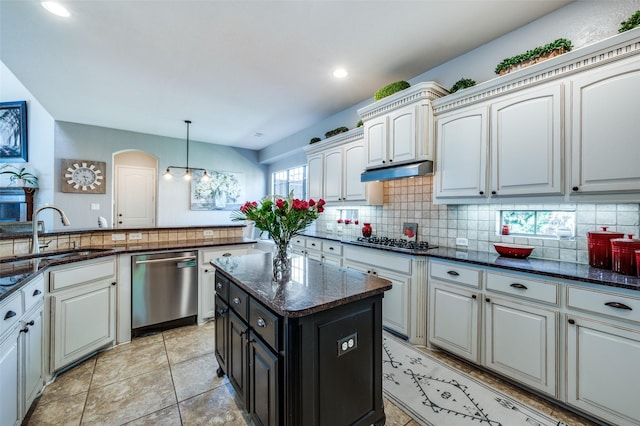 13348 Torrington Dr, Frisco, TX 75035 - kitchen with stainless steel appliances, a sink, backsplash, arched walkways, and hanging light fixtures