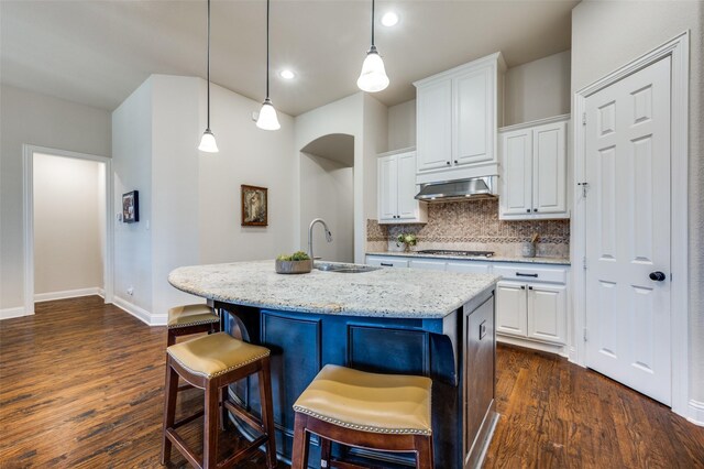 3020 Speyburn, The Colony, TX 75056 - kitchen featuring a sink, stainless steel gas cooktop, decorative backsplash, under cabinet range hood, and a kitchen island with sink