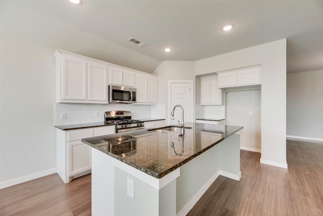 2122 Slow Stream Dr, Royse City, TX 75189 - kitchen featuring stainless steel appliances, a sink, backsplash, light wood-type flooring, and white cabinetry