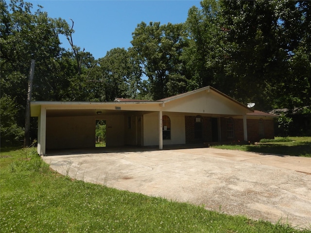 4180 Glenn Rd, Shreveport, LA 71107 - view of front of house with driveway and a carport