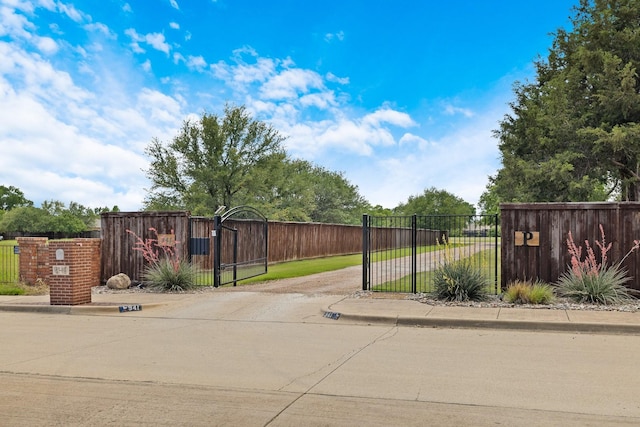 941 Mccampbell Rd, Mansfield, TX 76063 - gate with fence