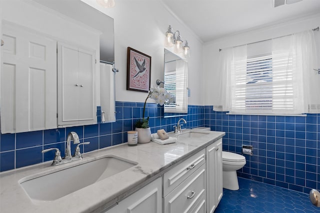 3824 Arundel Ave, Fort Worth, TX 76109 - full bath featuring double vanity, toilet, tile walls, wainscoting, and ornamental molding