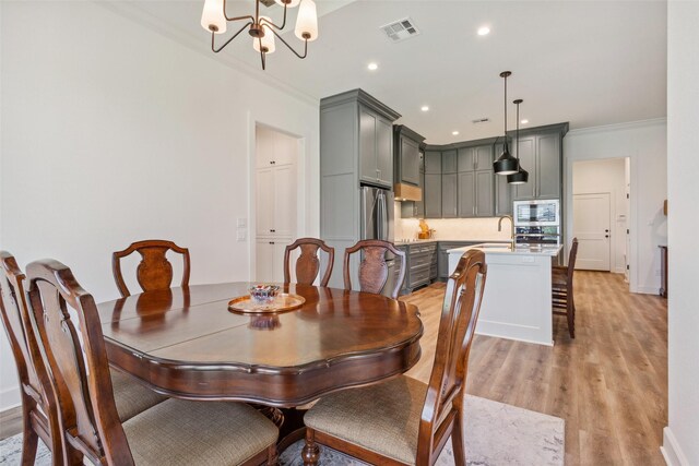 10136 Braided Briar Ln, Waco, TX 76712 - dining space featuring a chandelier, crown molding, light wood-type flooring, recessed lighting, and baseboards