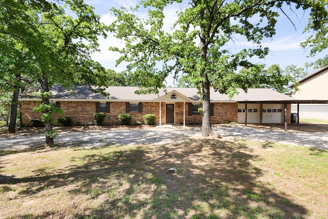 818 Country Club Rd, Bowie, TX 76230 - single story home featuring a garage, brick siding, and driveway