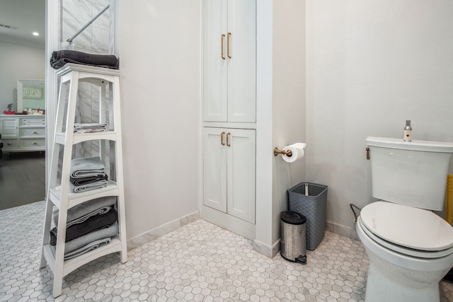 6170 Green Meadow Ln, Terrell, TX 75160 - bathroom featuring toilet and baseboards
