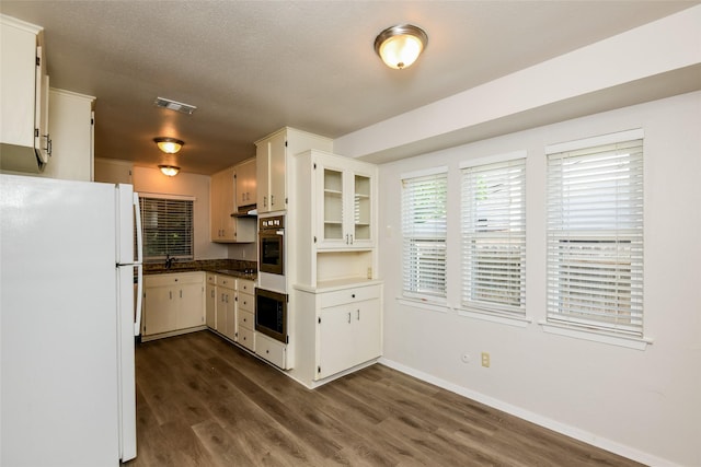 5304 Weddington Ct, Fort Worth, TX 76133 - kitchen with freestanding refrigerator, dark wood finished floors, a sink, baseboards, and under cabinet range hood