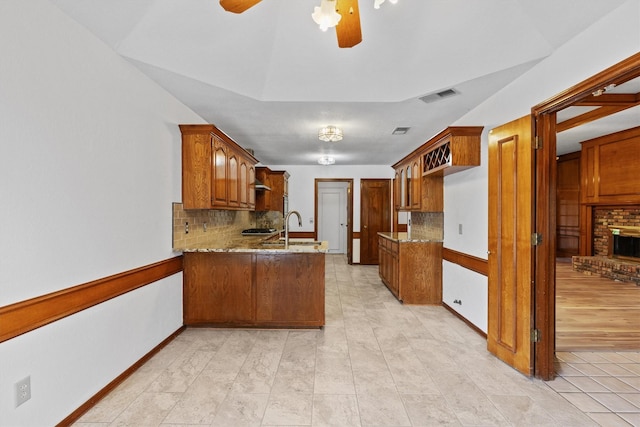 208 N Rustic Trl, Wylie, TX 75098 - kitchen with a peninsula, backsplash, a sink, and a ceiling fan