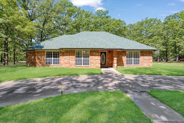 607 Dogwood Cir, Powderly, TX 75473 - view of front facade featuring a front yard and a shingled roof