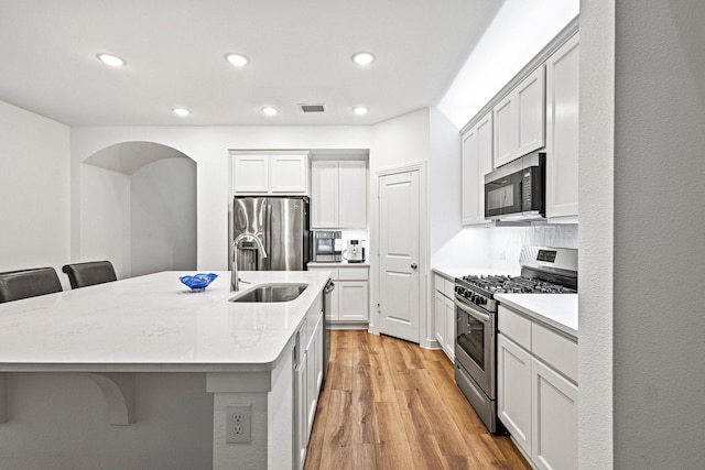 3952 Oak Creek Cir, Denison, TX 75020 - kitchen featuring appliances with stainless steel finishes, a sink, a kitchen bar, recessed lighting, and an island with sink