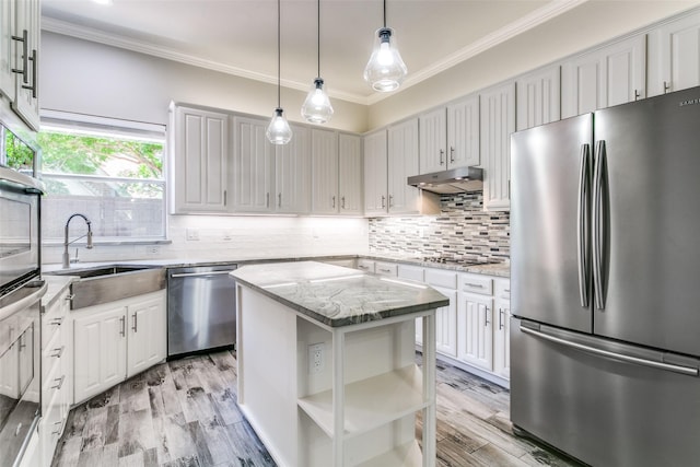 7711 Heather Ridge Ct, Irving, TX 75063 - kitchen with stainless steel appliances, a sink, under cabinet range hood, crown molding, and light stone countertops