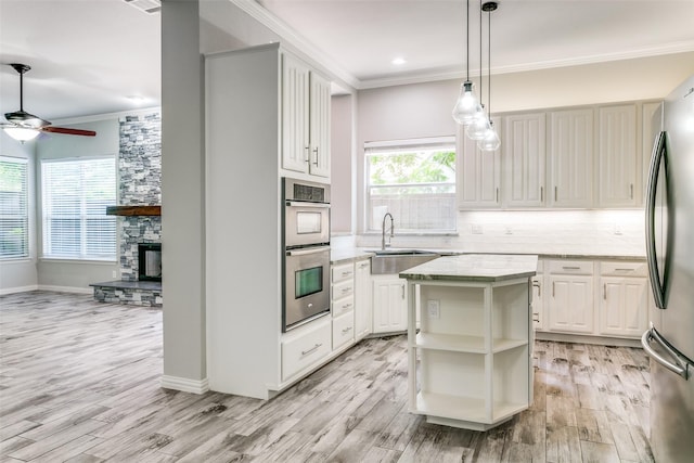7711 Heather Ridge Ct, Irving, TX 75063 - kitchen with stainless steel appliances, crown molding, a sink, decorative backsplash, and a ceiling fan