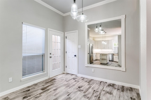 7711 Heather Ridge Ct, Irving, TX 75063 - unfurnished room featuring crown molding, a chandelier, light wood finished floors, and baseboards