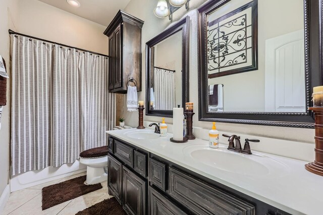 600 Oakmont Ct, Desoto, TX 75115 - full bath with double vanity, tile patterned floors, toilet, and shower / tub combo