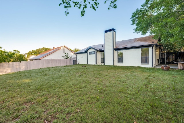 2702 Glen Ridge Dr, Arlington, TX 76016 - back of property with a chimney