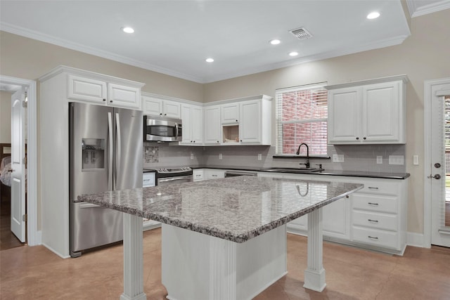 2920 Village Cir, Denison, TX 75020 - kitchen with stainless steel appliances, a sink, decorative backsplash, white cabinetry, and a kitchen bar