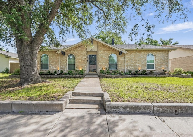 6005 Redwood Ln, Rowlett, TX 75089 - ranch-style home featuring brick siding and a front lawn