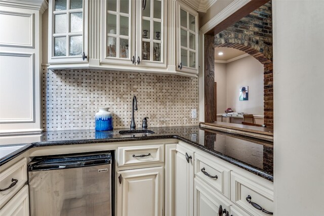 1950 Hidden Vly, Rockwall, TX 75087 - kitchen with dishwashing machine, backsplash, crown molding, glass insert cabinets, and a sink