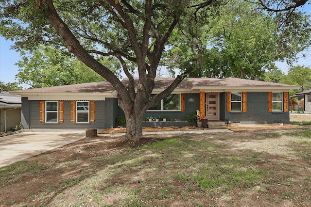 810 Turner Blvd, Grand Prairie, TX 75050 - single story home featuring concrete driveway and brick siding