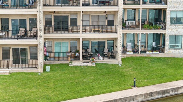 401 E Pearl St Unit 2105, Granbury, TX 76048 - rear view of property with a lawn