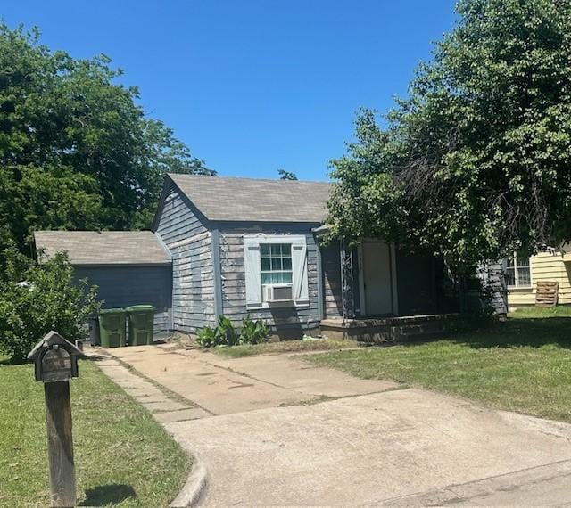 1011 SE 18th St, Mineral Wells, TX 76067 - view of front of house featuring a front yard, cooling unit, and driveway